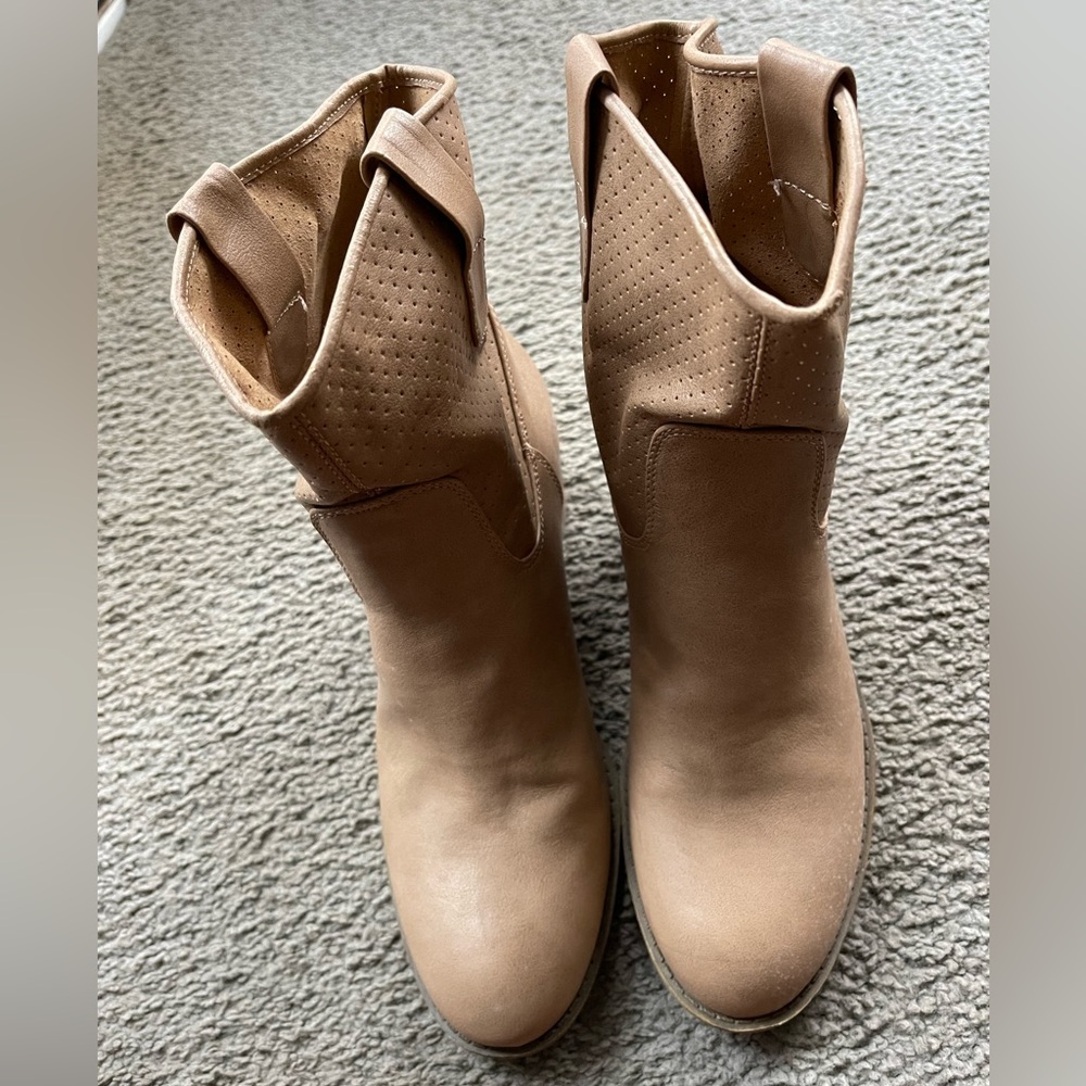 GUC UNISA ANKLE BOOTS, TAN SIZE 7. Western Style, stacked heels!